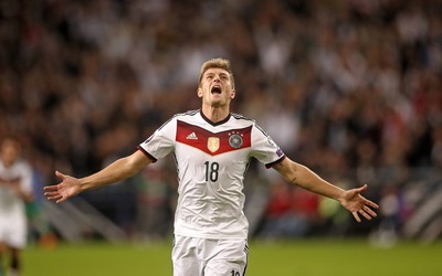 明博电竞快讯-内马尔任意球击中横梁错失绝杀